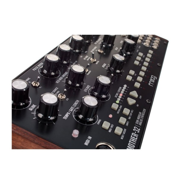 سینتی سایزر موگ Moog Mother-32