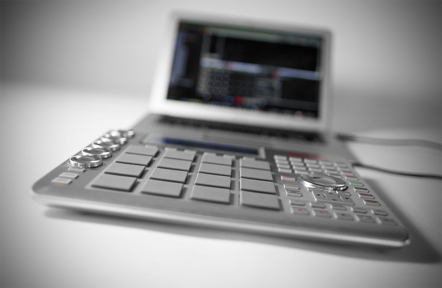 AKAI MPC Studio میدی کنترلر