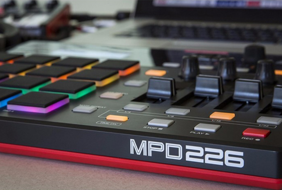 AKAI MPD226 میدی کنترلر