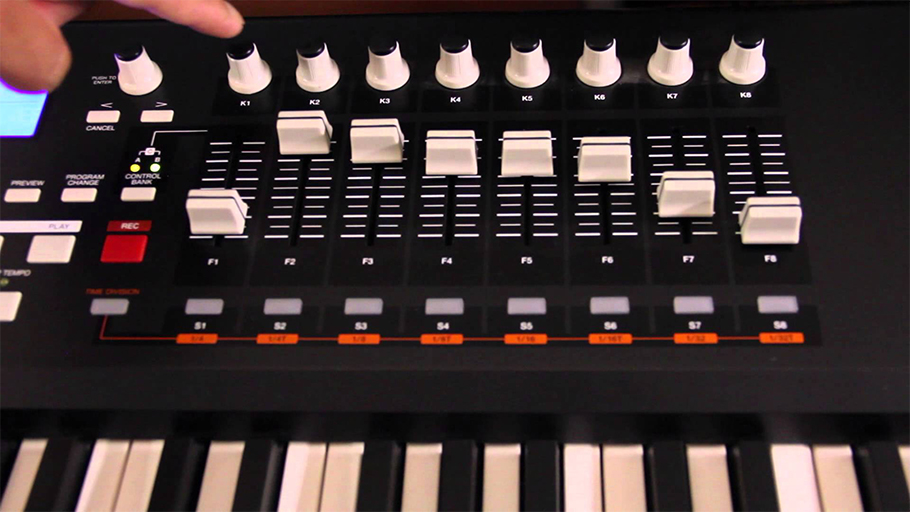 AKAI MPK88 میدی کنترلر