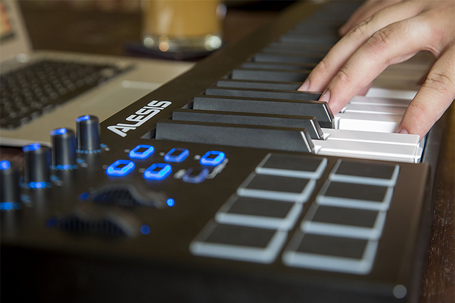 Alesis V61 میدی کنترلر
