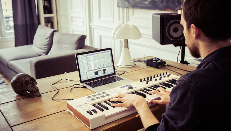 Arturia KeyLab Essential 49 میدی کنترلر
