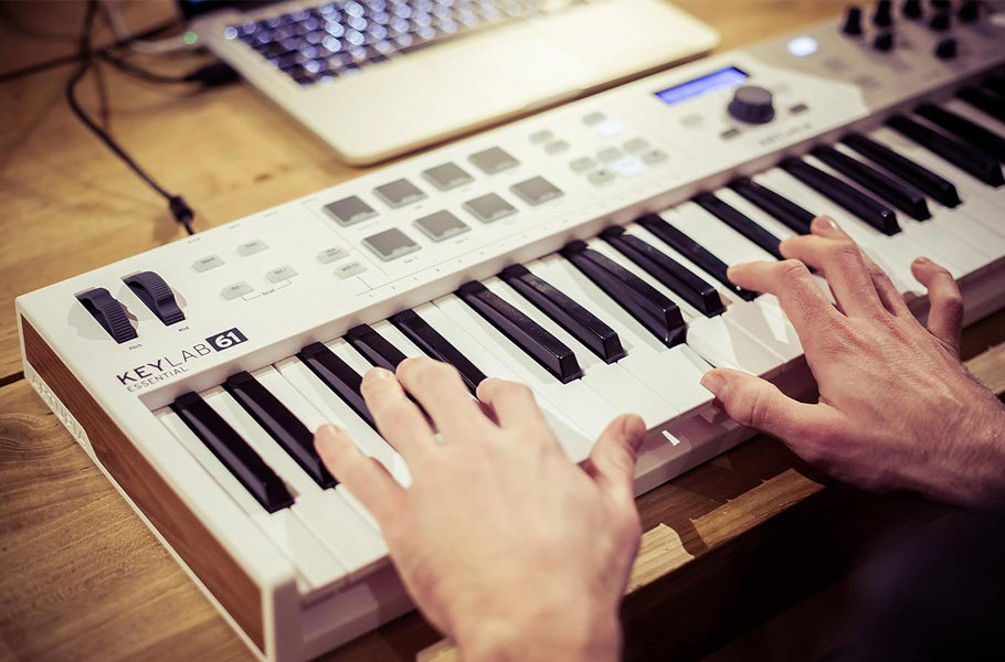 میدی کنترلر Arturia Keylab Essential 61 Mk3
