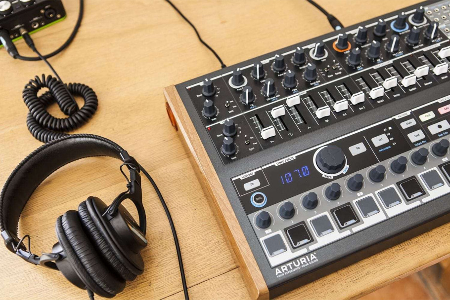 سینتی سایزر Arturia Minibrute 2S Noir Edition