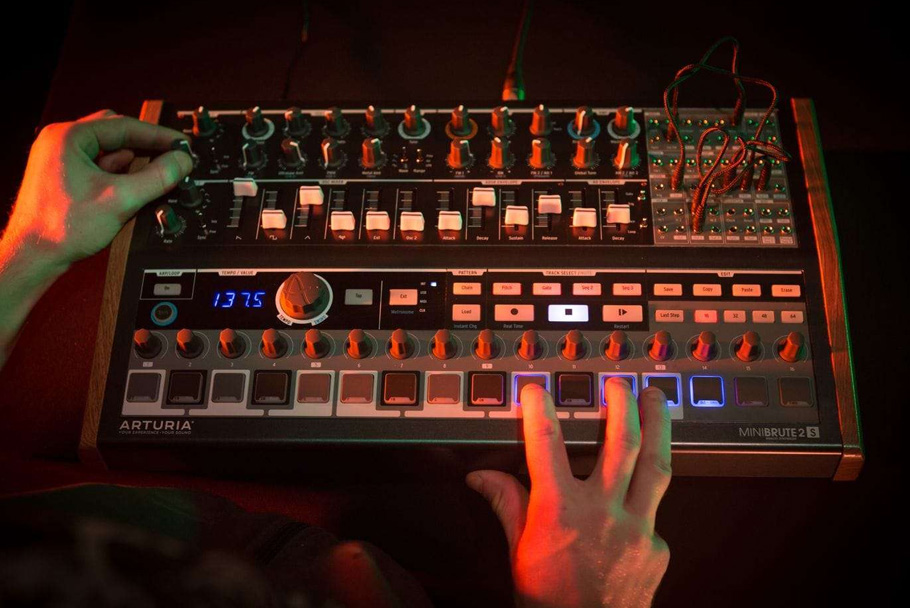 سینتی سایزر Arturia Minibrute 2S Noir Edition